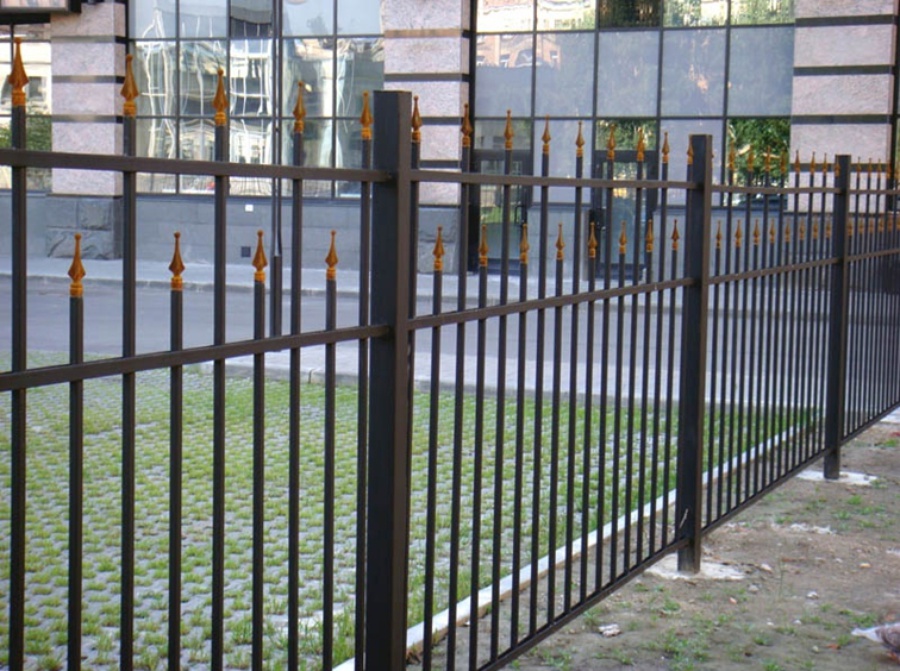Забор с применением металлической трубы