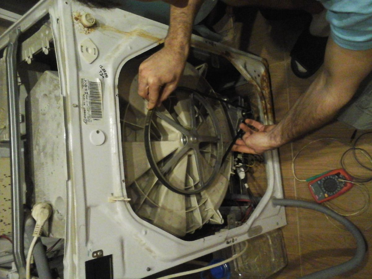 Ремонт стиральных машин красноармейский район. Сломанная стиральная машина. Разобранная стиральная машина. Поломанная стиральная машина. Сломалась стиральная машинка.